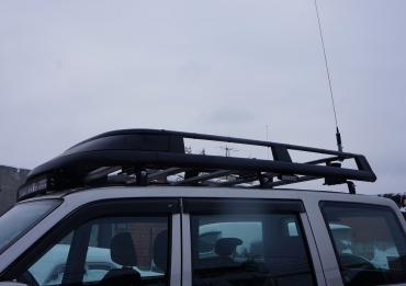 На багажнике установлены световая балка, боковое и заднее освещение, антенны УКВ и СиБи диапозонов.