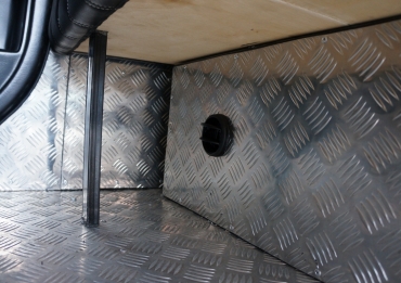 Подогрев салона автономным подогревателем осуществляется по системе воздуховодов расположенных в коробах дивана.