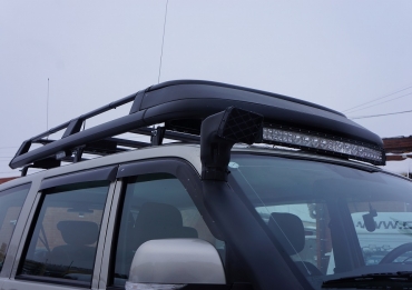 На крыше автомобиля установлен экспедиционный багажник.