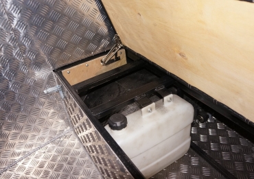 В коробе под лавкой размещен топливный бак для салонного отопителя Планар.