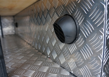 Подогрев салона автономным подогревателем осуществляется по системе воздуховодов расположенных в коробах дивана.