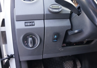 Кнопка управления компрессором выведена на панель слева от руля