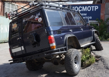 Задний бампер обновлен порошковой окраской.